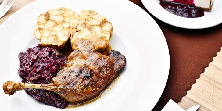 Podávat se bude tříchodové menu. Hlavní chod si vyberete ze čtyř možností. Co třeba kachní stehno?