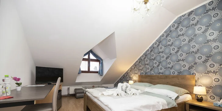 V pokojích je minibar, v ceně máte pivo, vodu a džus. 