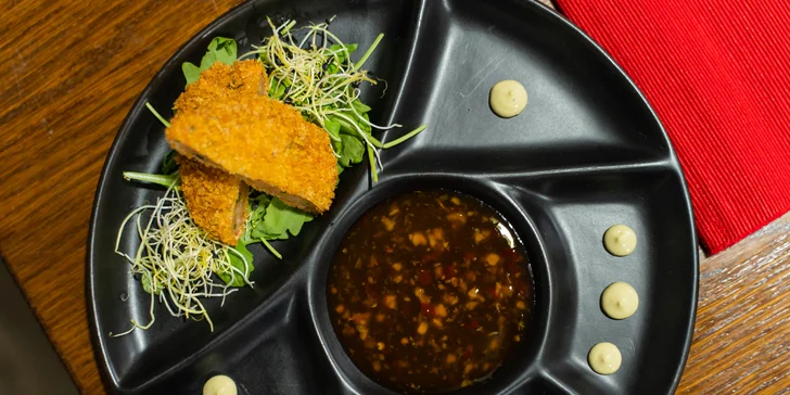 Hostinu zahájíte sušeným kachním prsem s jablkovým chutney a krevetovo-vepřovou placičkou.