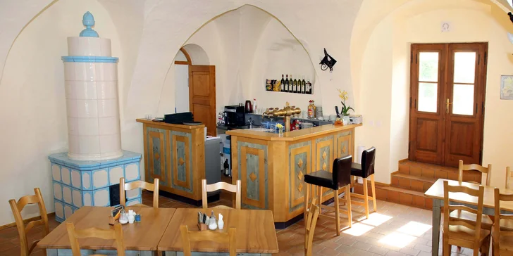 Restaurace je založena na tradiční české kuchyni a lokálních surovinách.