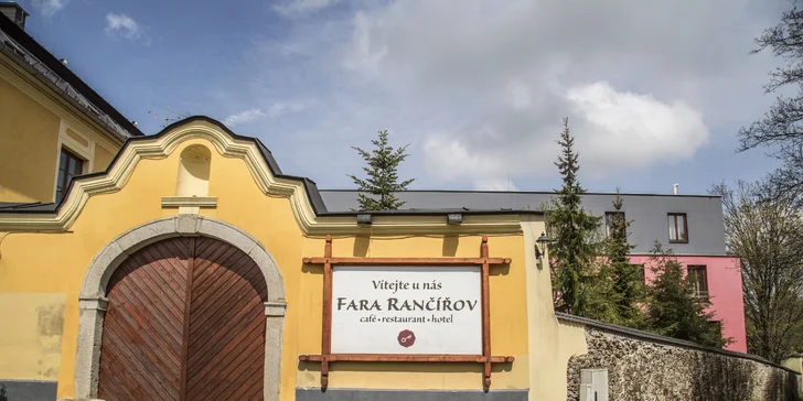 Parkovat budete v hotelovém areálu.