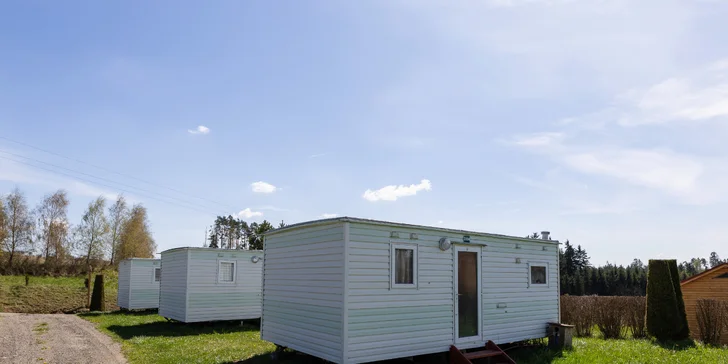 Mobilní domky mají vlastní sociální zařízení a kapacitu až pro 5 osob.