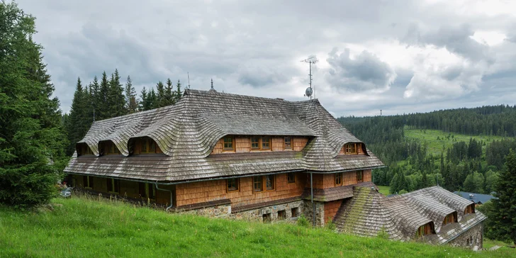 Navštivte památku Šumavy - Klostermannova chata je dominantou Modravy už od roku 1924.