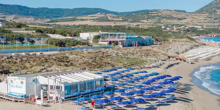 Pláž je jen cca 50-300 m od hotelu (v závislosti na ubytování).