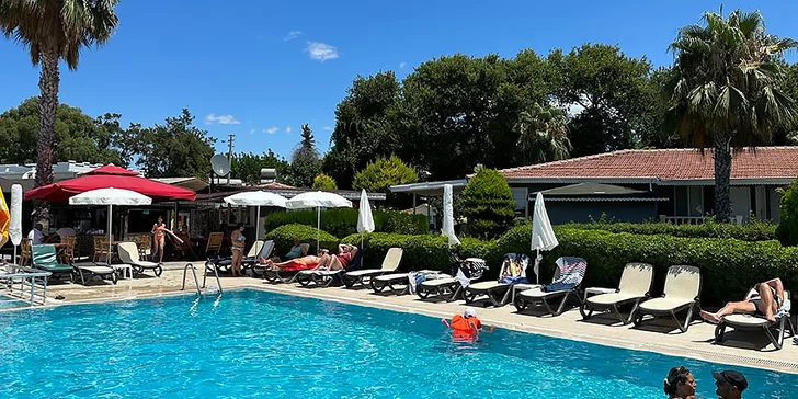 Relaxovat budete v hotelových bazénech či na přilehlé pláži. 