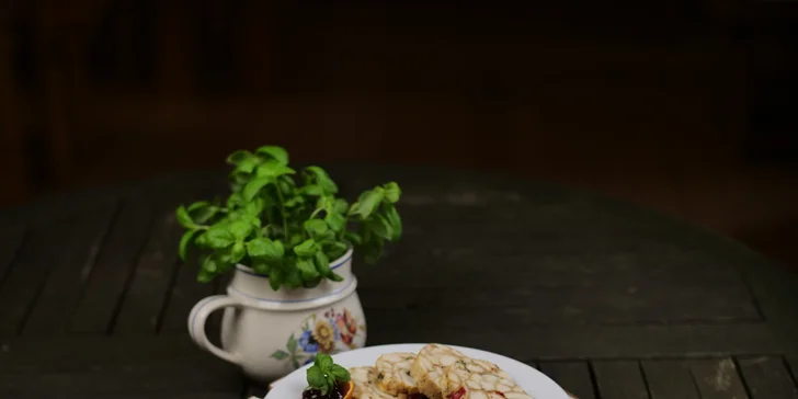  Menu je zostavené z tradičných slovenských jedál a vybrať si môžete aj zo špeciálnej ponuky. 