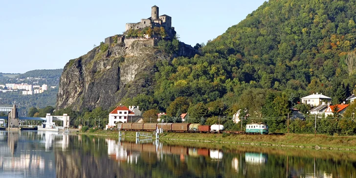 Obdivovat budete krásy Českého středohoří včetně hradu Střekov. 