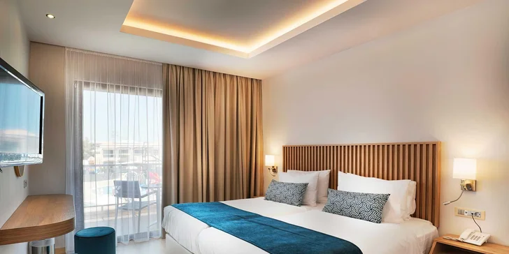 Těší se na vás moderní 5* hotel Mythos Beach Resort.