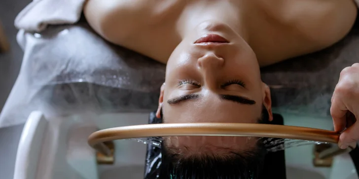 Head spa spája masáž, hĺbkové čistenie vlasovej pokožky a starostlivosť o vlasy.