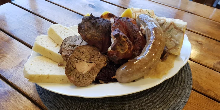 Kromě kolene se můžete těšit na jitrnice i jelita, ale i vepřovou panenku s 3 druhy zelí a knedlíky. 