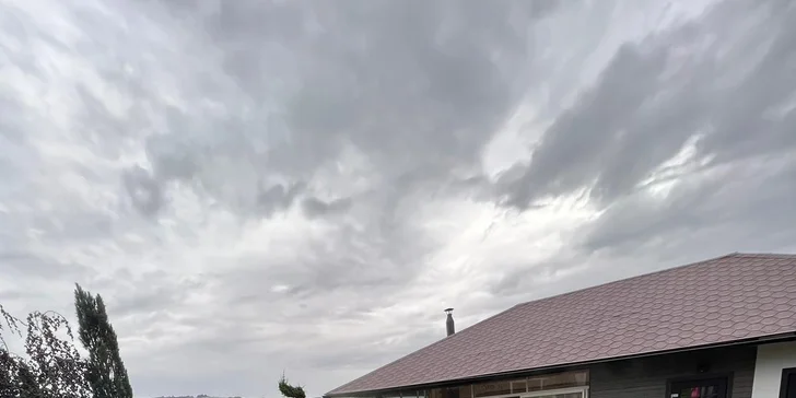 Venkovní vířivka u bungalovu