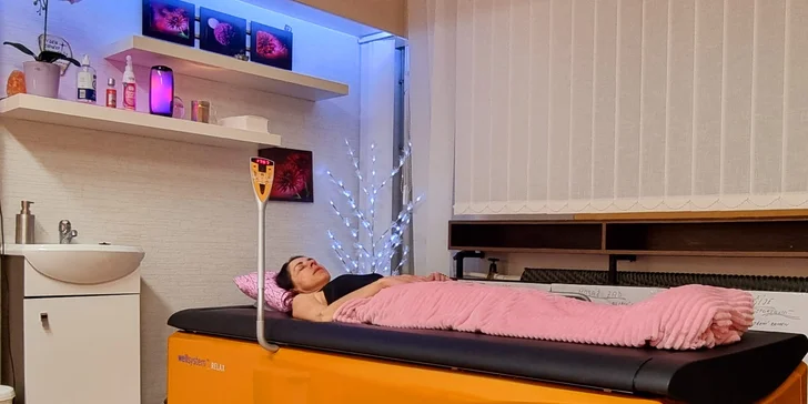 Obsluha lůžka je velmi jednoduchá, takže si intenzitu masáže volíte sami.