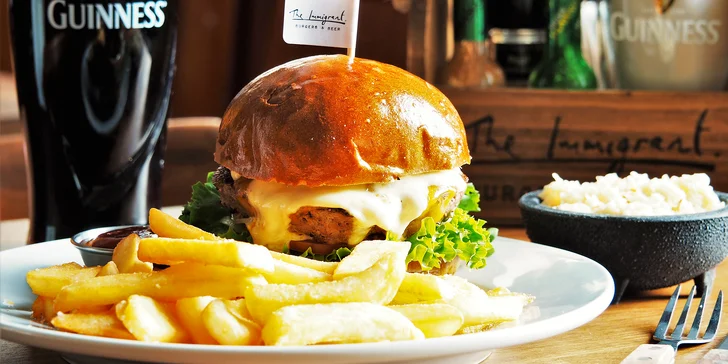 Burger s grilovaným hovězím, domácí hranolky, coleslaw a dip pro 2 osoby