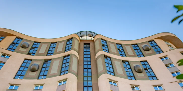 Budova hotelu působí majestátně už na první pohled.