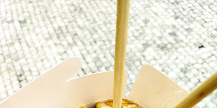 Těšit se můžete na mix zeleniny, smaženou cibulku, kuřecí kousky, kuřecí řízek na plátky, grilované vepřové i hovězí maso, krevety i jarní mini závitky.