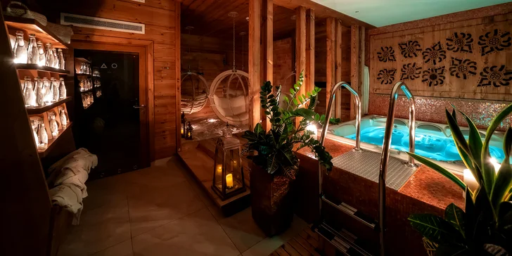 V ceně máte vstup do hotelového wellness se saunou, vířivkou a relaxační zónou.