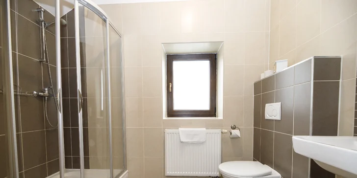 Každý pokoj má koupelnu.