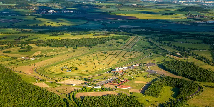 Na hřišti na vás čeká 2x 9 jamek (jen větších) ve stylu minigolfu, do kterých se musíte trefit co nejmenším počtem kopů.