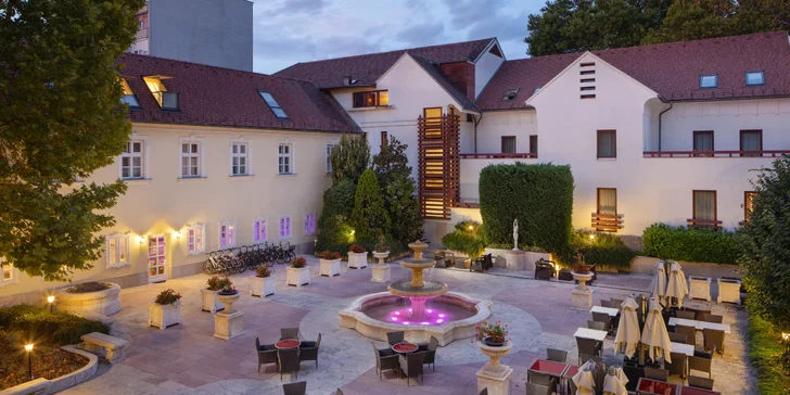 Jednou z nejkrásnějších částí hotelu je Barokní slavnostní dvůr.