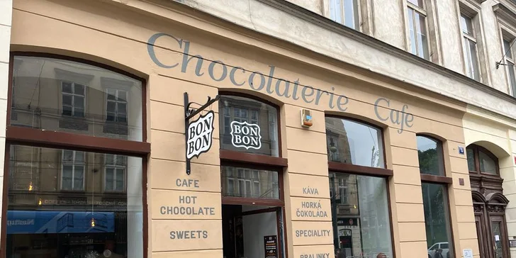 Čokoládovnu najdete v blízkosti zastávky Újezd.