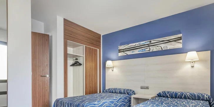 Po příjezdu se ubytujete v apartmánu s ložnicí, obývacím pokojem a kuchyňským koutem.