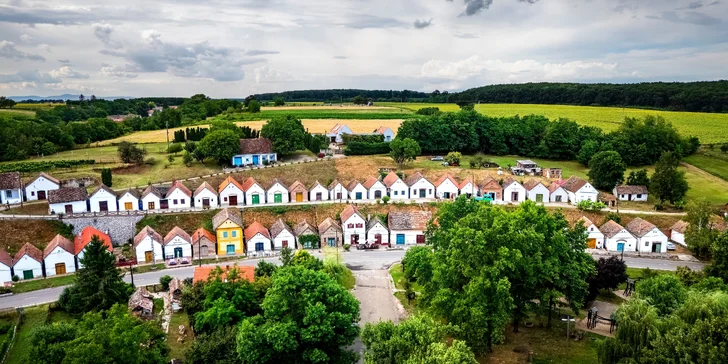 Staré tradiční vinné sklepy ve Villánykövesd v maďarské vinařské oblasti Villány (cca 3 km)