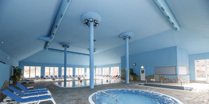 Možnost neomezeného relaxu ve wellness centru zahrnuje vnitřní bazén, vířivku, venkovní lázeň se slanou vodou i saunu a páru. 