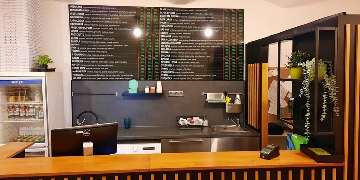  Pizza je primárně určená na odnos s sebou, ale je možné ji sníst i jednoho vnitřního stolečku a dvou venkovních stolů. 