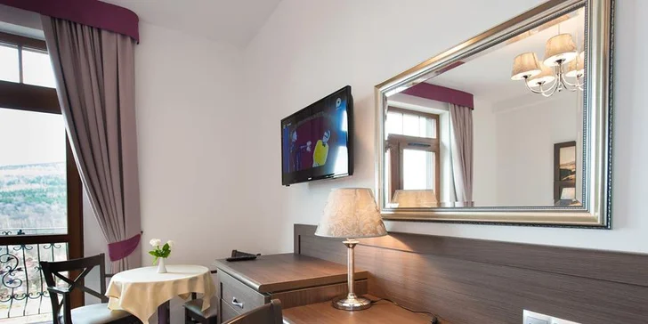 Nechybí klimatizace, televize, telefon, připojení k Wi-Fi ani vlastní sociální zařízení.