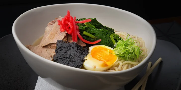 Vydatná nudlová polévka ramen nebo nudle udon v restauraci Engawa