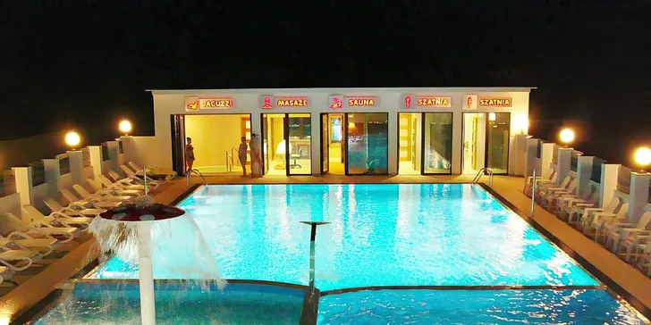 Od května do září si tu užijete i vyhřívaný venkovní bazén s vodními atrakcemi a relaxačními zónami.