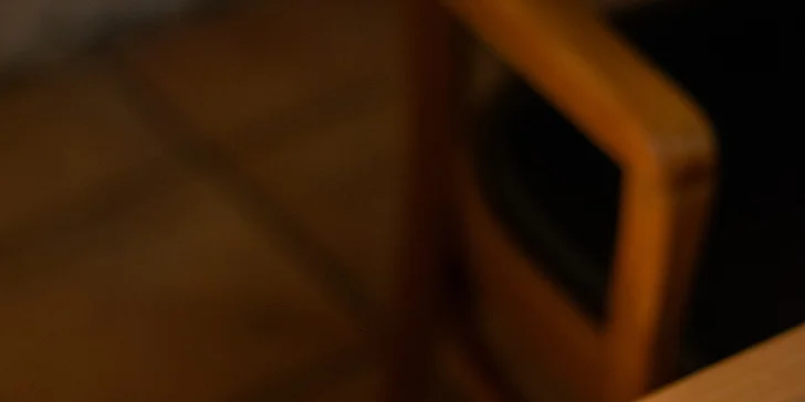 Pokrmy sú inšpirované českou aj svetovou kuchyňou. Pre kuchára je zásadné využívanie lokálnych zdrojov a najmä prepojenie prírody a ľudí.