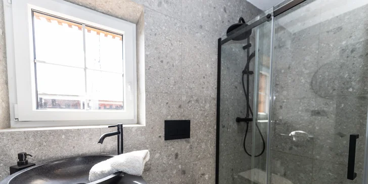 Samozrejmosťou je aj moderná kúpeľňa so sprchou a WC, klimatizácia (ktorou si v zime prikúrite) a krbové kachle s pripraveným drevom.