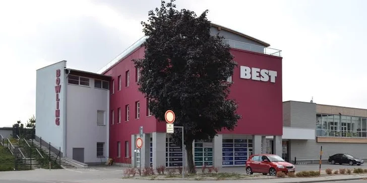 Před centrem pohodlně zaparkujete, uvnitř se připojíte k Wi-Fi.