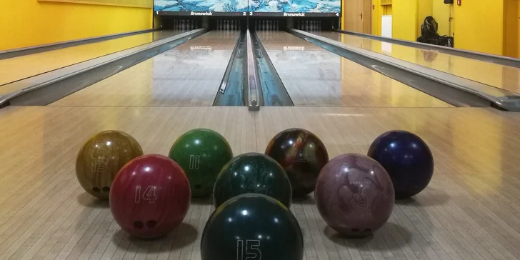 Bowling bar Phoenix nabízí čtyři dráhy profesionální prestižní americké značky Brunswick.