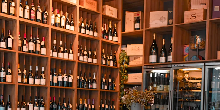 Wine Table je vybavený kvalitními designovými doplňky a poctivě zpracovaným nábytkem.