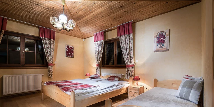 Chata nabízí až 5 samostatných ložnic s manželskou postelí, přičemž každá z nich disponuje vlastním sociálním zařízením