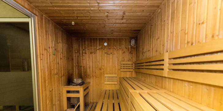 Ve wellness zóně mají i finskou a infra saunu a také ochlazovací bazének, Kneippův chodník a zážitkové sprchy.