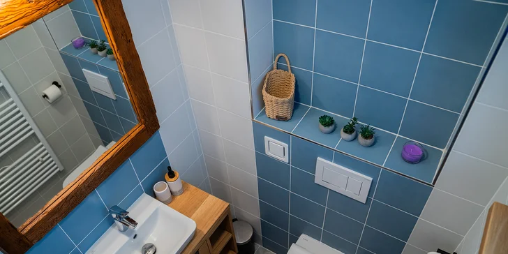 V domčeku je samostatné WC s malým umývadlom (chalupa ACHAT).