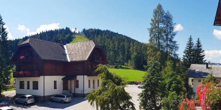 Reštaurácia láka aj na posedenie na slnečnej terase s výhľadom na hory.