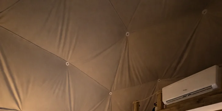 Bývať síce budete uprostred prírody, ale nechýba ani plne vybavená kúpeľňa so sprchou, toaletou a tečúcou teplou vodou.