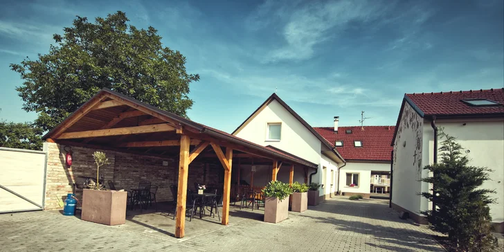 Vonku je terasa s grilom.