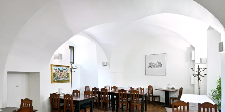 Pochutnat si tu můžete na nejrůznějších úpravách steaku, smažených dobrotách, tortille, lososových nugetkách nebo třeba na klasickém dobrém utopenci. 