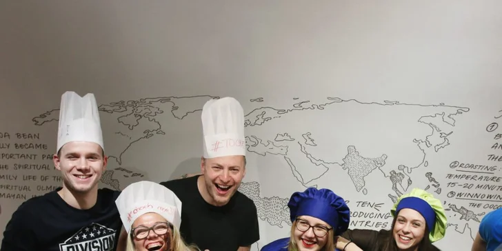 Kurz výroby čokolády si jako společnou aktivitu užijí rodiny s dětmi i parta lidí z práce.