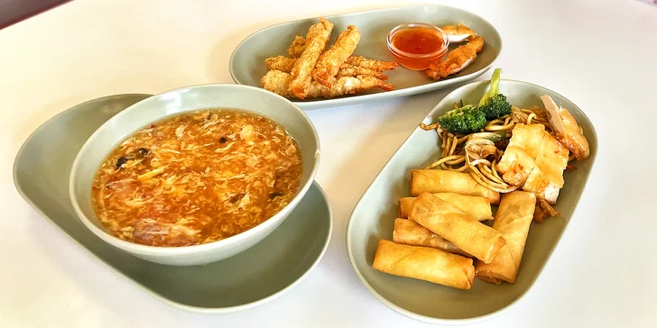 Vietnamský wok bufet: neomezený výběr na talíř plný chuti i polévka