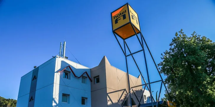 V hotelu budete nocovat ve dvoulůžkových pokojích se sdíleným sociálním zařízením. 