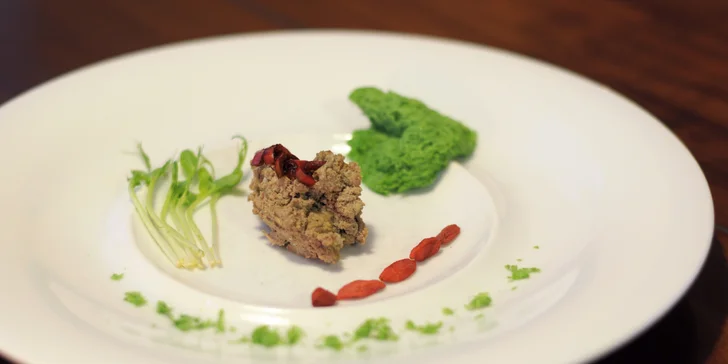 Ochutnáte i kachní paštiku s chilli papričkami karamelizovanými na třtinovém cukru.