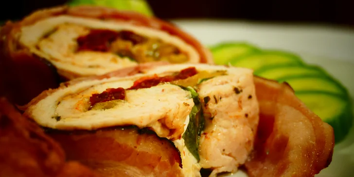 Roláda je plná specialit: jsou tu sušená rajčátka, olivy i slanina. 