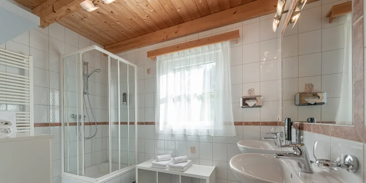 Vo všetkých domčekoch nájdete kúpeľňu so sprchovacím kútom a toaletou, nechýba ani sušič na vlasy.