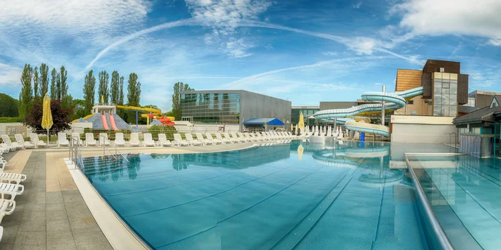 Venkovní termální bazény mají krásných 30–38 °C.